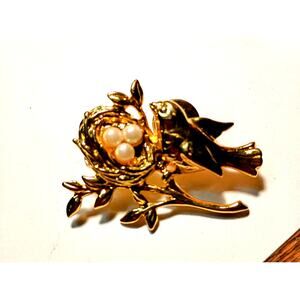 Vintage Mother's Nest Bird Gold-Tone w/Faux Pearl Eggs Tack Pin